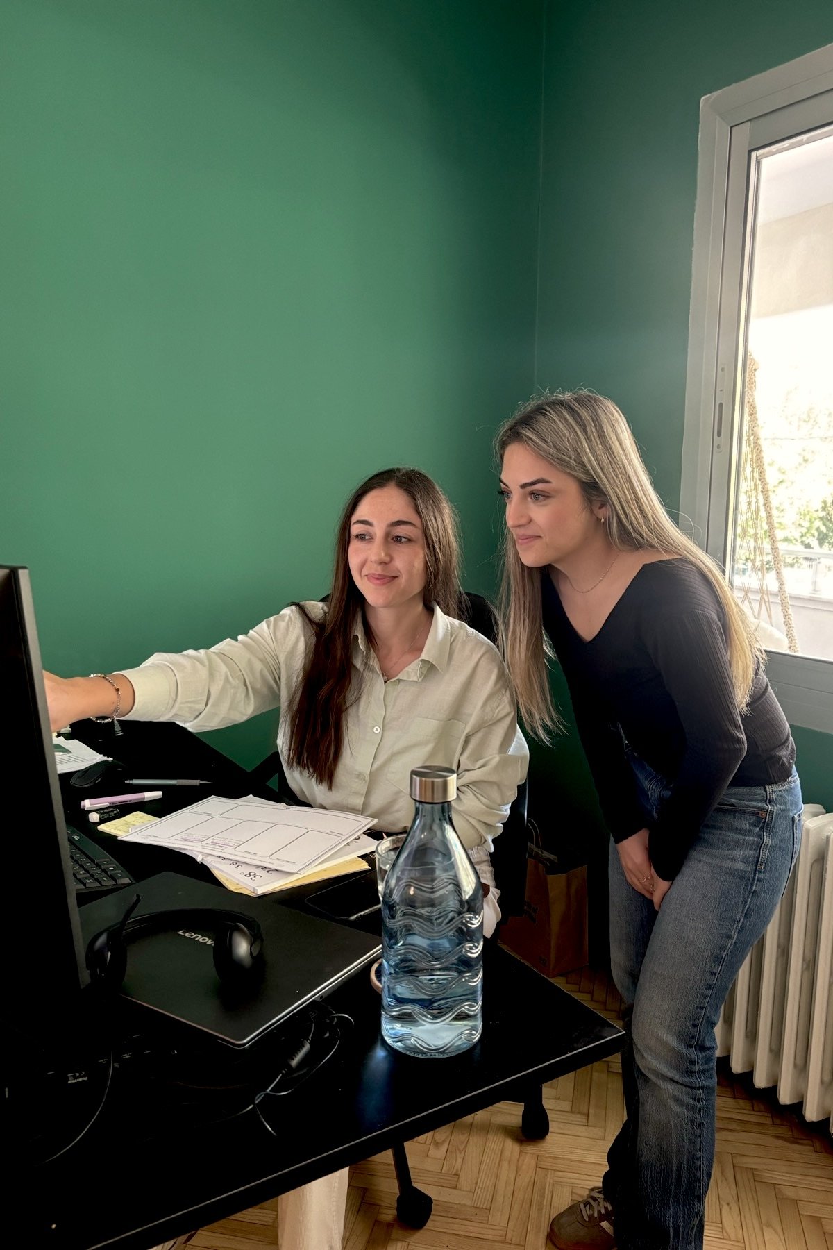 Two colleagues working together at a screen in the Izmir office